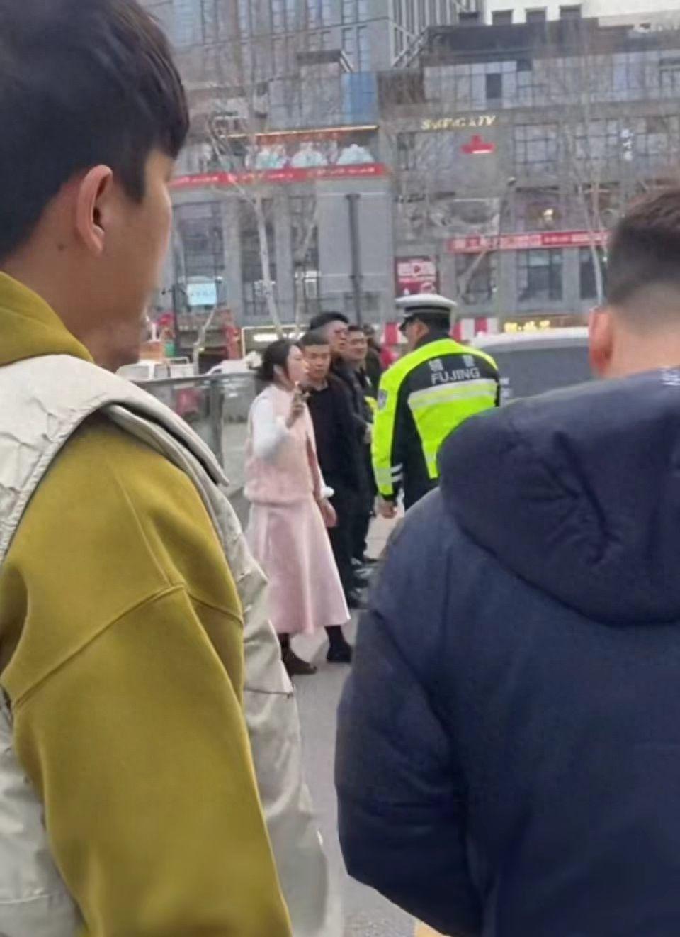 乐鱼体育在线登陆-扬州一女子车祸被打后续：长相曝光，人无赖嘴恶毒，全家受到舆论