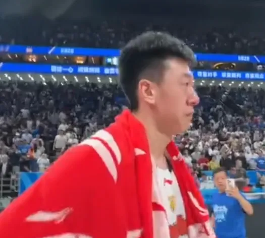 乐鱼体育入口-王少杰全场得到2分4篮板1盖帽,赛后球员握手致意时泪洒赛场